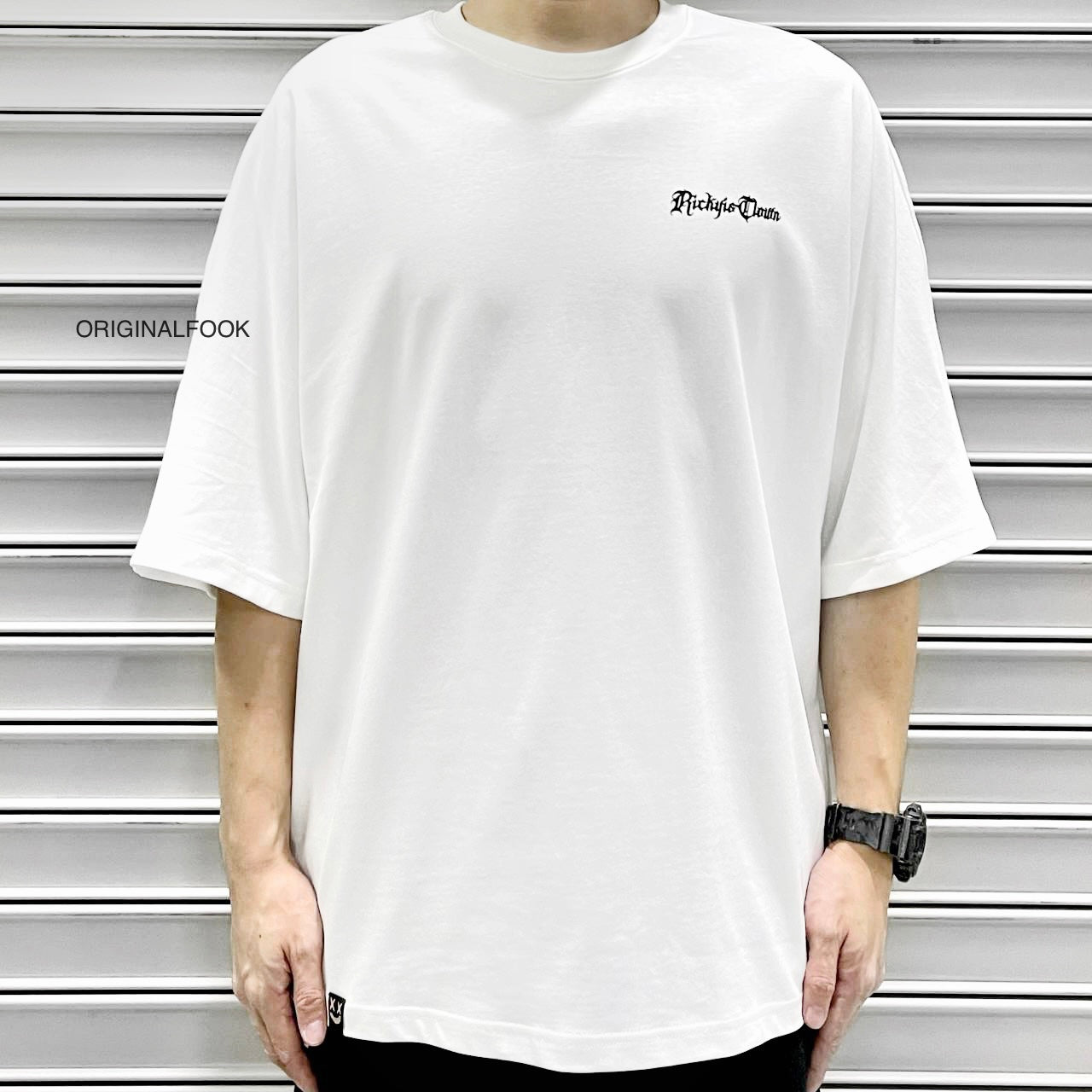 Rickyisclown [RIC] Cursive Gothic Drop Shoulder Tee White [R7230213E-K8]