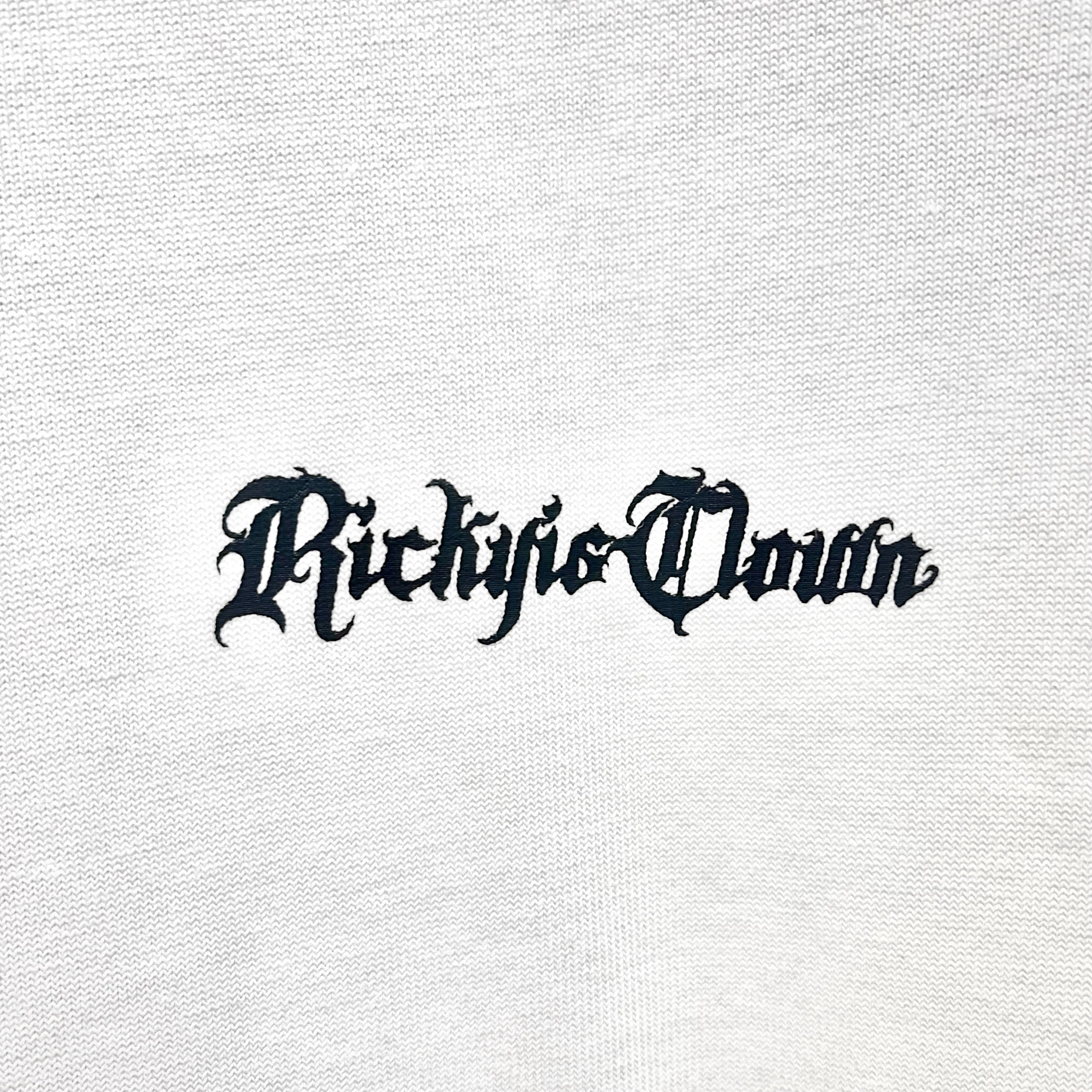 Rickyisclown [RIC] Cursive Gothic Drop Shoulder Tee White [R7230213E-K8]